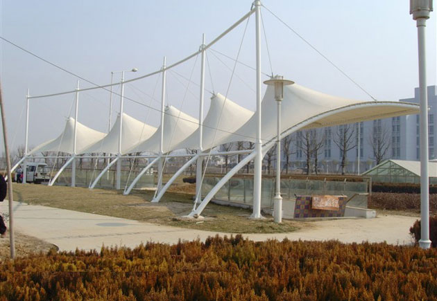 內蒙古膜結構建筑采用單邊支撐是否足夠牢固？
